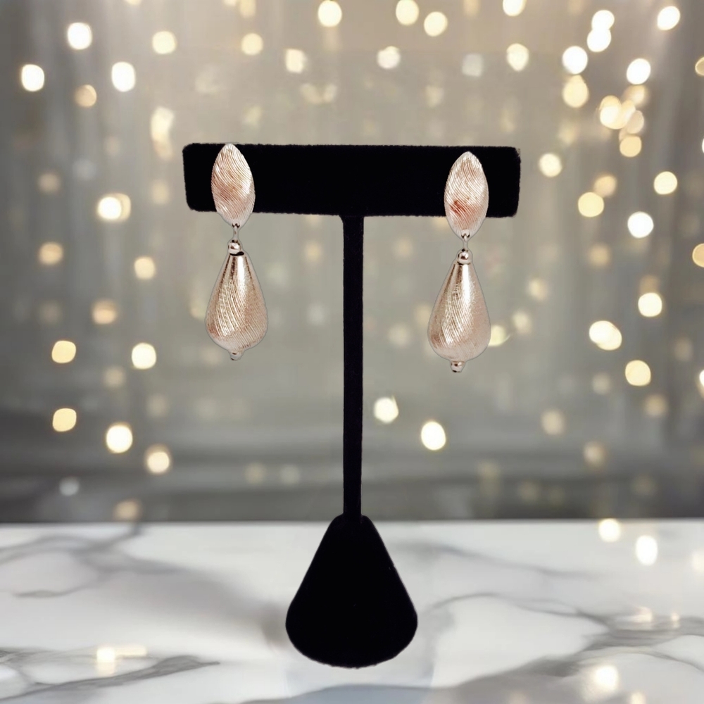 Elegant Sophisticated Sarah Conventry Silver Teardrop Clip-On Earrings - Picture 2 of 9